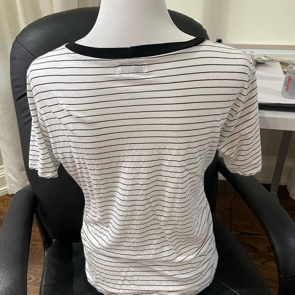 Excellent condition small t with embroidery - Picture 3 of 3